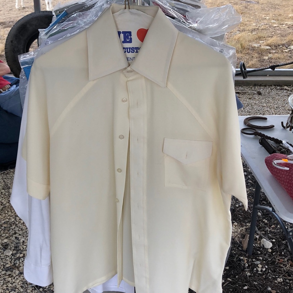 Men’s button down shirt sleeve top